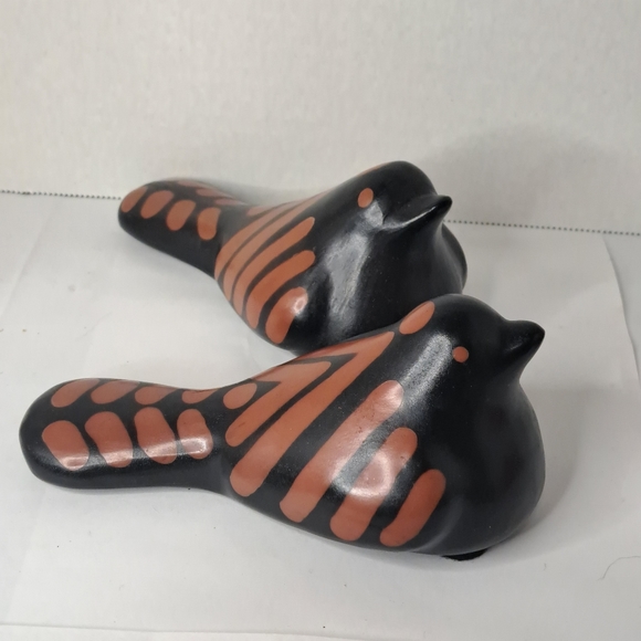 Vintage Primitivo Peruvian Art Bird Figurine Dove Set Of 2 Signed Black Peru - Picture 1 of 7